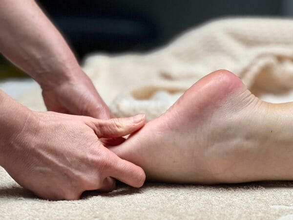 Soin anti-callosité naturel à Bruay-la-Buissière – Pour des pieds doux sans douleur