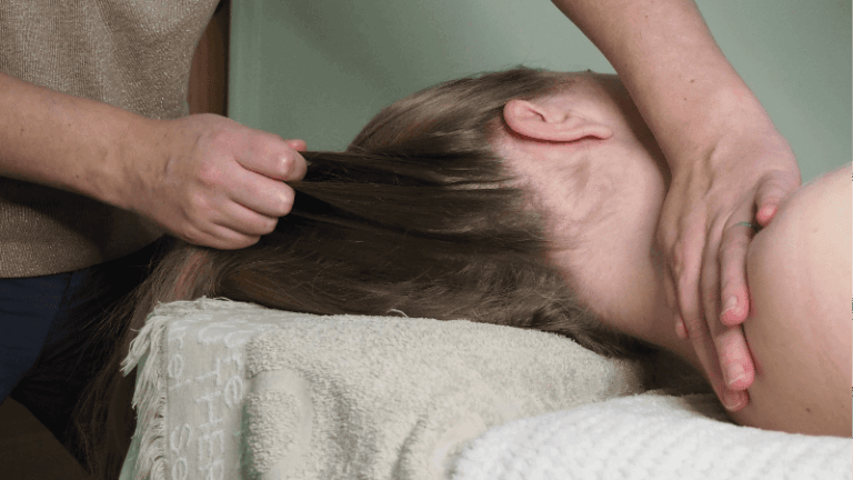 Massage crânien, détente sur le cuir chevelu et le cheveu