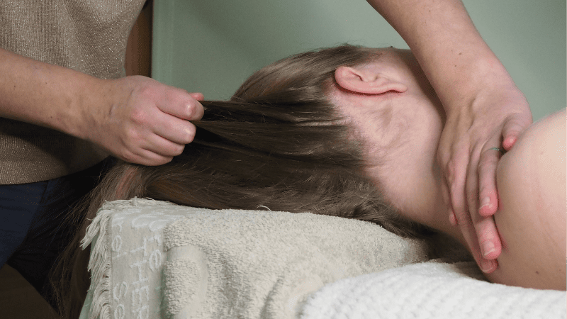 Massage crânien, détente sur le cuir chevelu et le cheveu