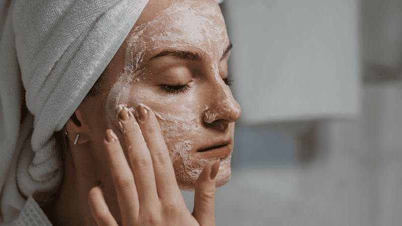 Nettoyage doux du visage pour une peau sensible